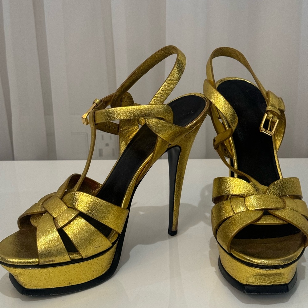 SAINT LAURENT
Tribute Leather 105mm Platform Sandals Gold

Uses
Size 39